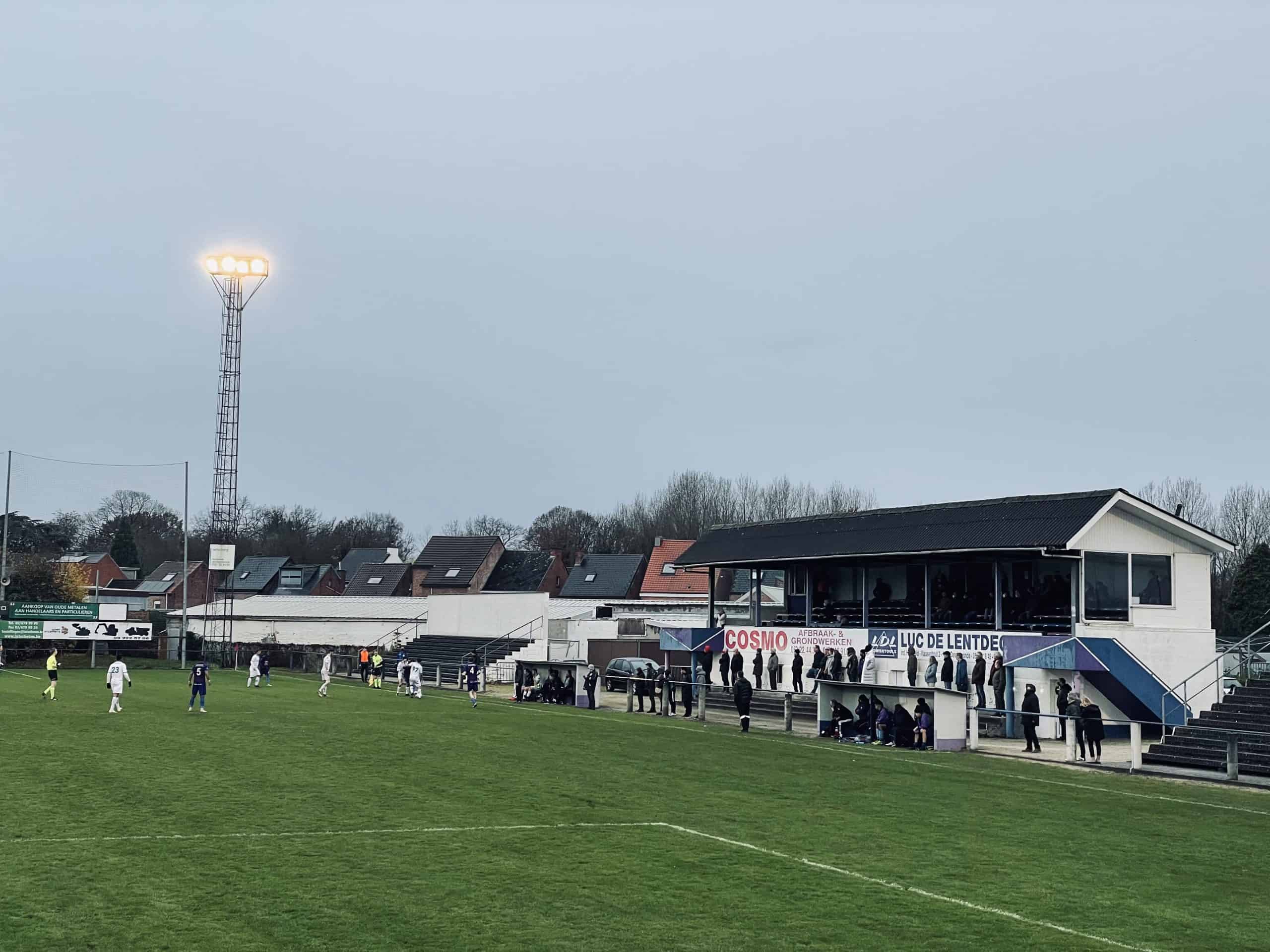 Spektakelstuk op unieke voetbalgrond in Dendermonde