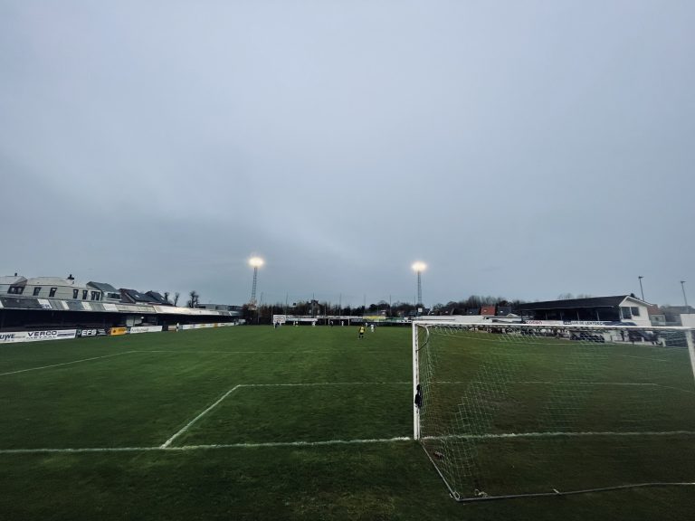 Spektakelstuk op unieke voetbalgrond in Dendermonde