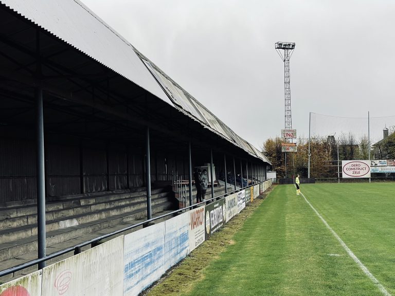 Spektakelstuk op unieke voetbalgrond in Dendermonde