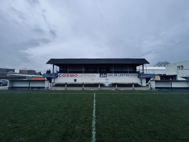 Spektakelstuk op unieke voetbalgrond in Dendermonde