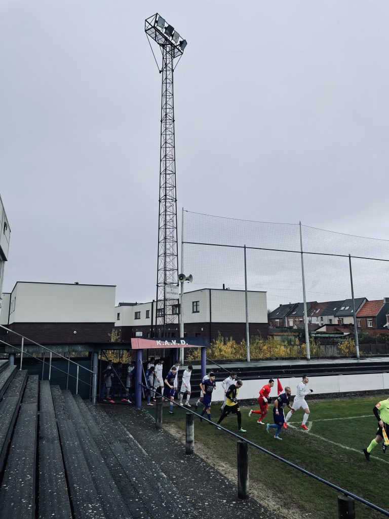 Spektakelstuk op unieke voetbalgrond in Dendermonde