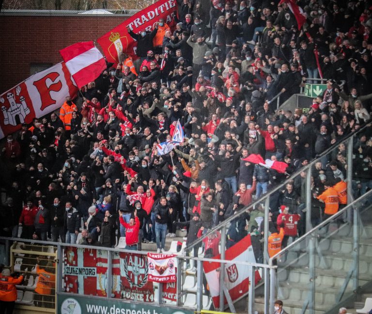 Royal Antwerp: Den derby van ’t Stad leidt tot bizarre taferelen