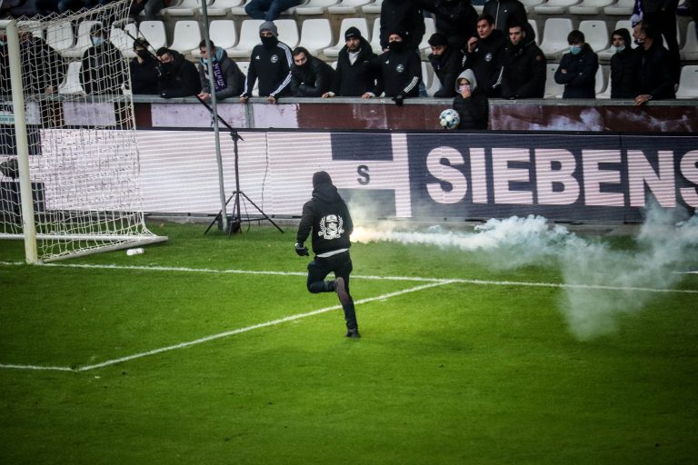 Royal Antwerp: Den derby van ’t Stad leidt tot bizarre taferelen