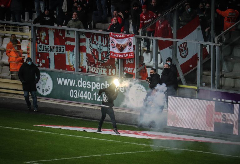 Royal Antwerp: Den derby van ’t Stad leidt tot bizarre taferelen