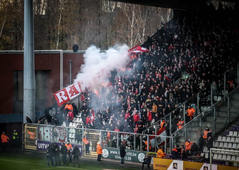 Royal Antwerp: Den derby van ’t Stad leidt tot bizarre taferelen