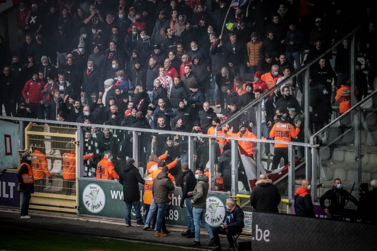 Royal Antwerp: Den derby van ’t Stad leidt tot bizarre taferelen