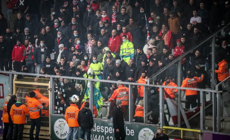 Royal Antwerp: Den derby van ’t Stad leidt tot bizarre taferelen