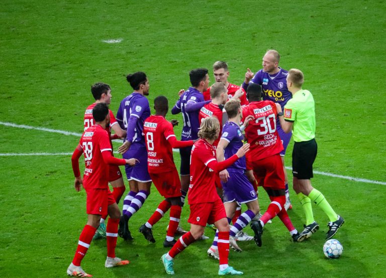 Royal Antwerp: Den derby van ’t Stad leidt tot bizarre taferelen