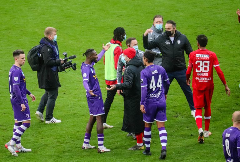 Royal Antwerp: Den derby van ’t Stad leidt tot bizarre taferelen