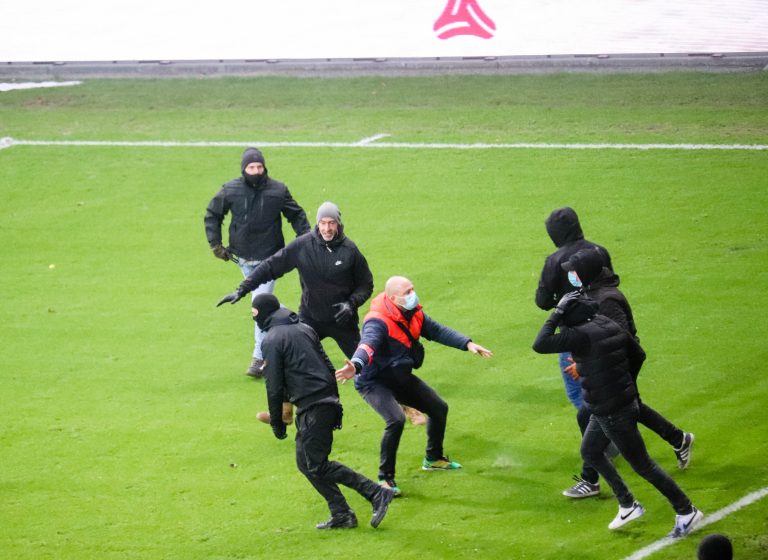Royal Antwerp: Den derby van ’t Stad leidt tot bizarre taferelen