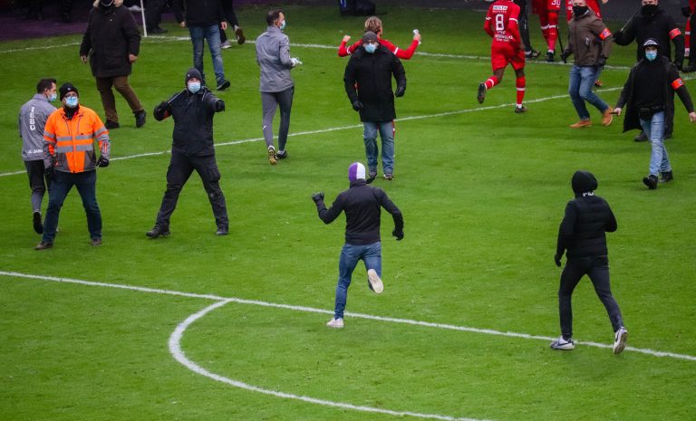 Royal Antwerp: Den derby van ’t Stad leidt tot bizarre taferelen