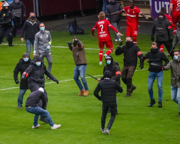Royal Antwerp: Den derby van ’t Stad leidt tot bizarre taferelen