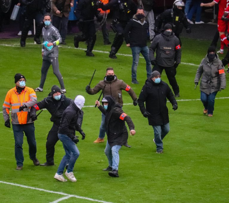 Royal Antwerp: Den derby van ’t Stad leidt tot bizarre taferelen
