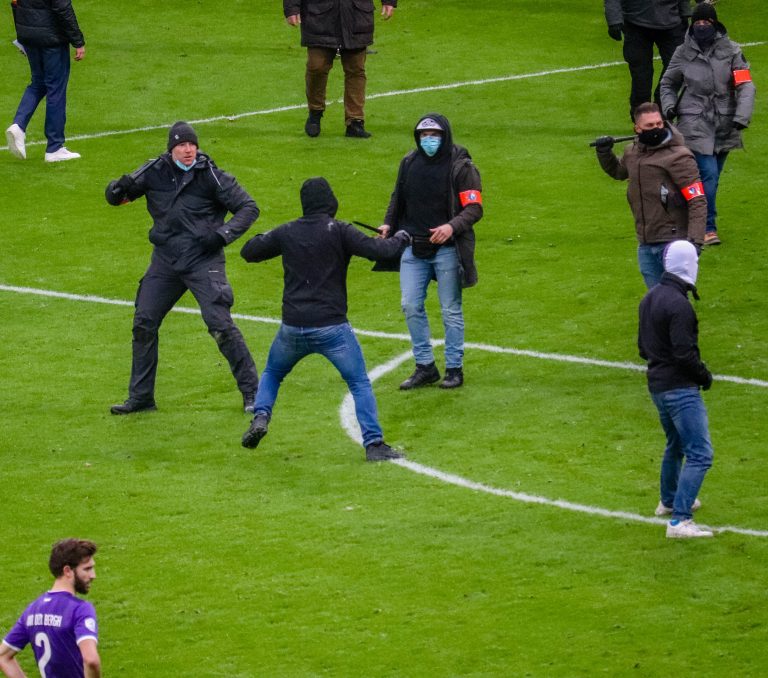 Royal Antwerp: Den derby van ’t Stad leidt tot bizarre taferelen