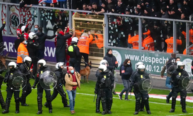 Royal Antwerp: Den derby van ’t Stad leidt tot bizarre taferelen