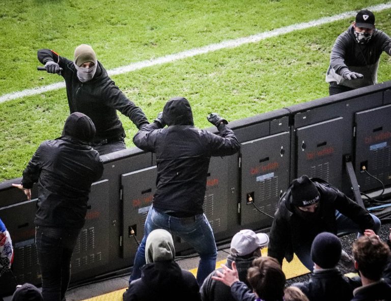 Royal Antwerp: Den derby van ’t Stad leidt tot bizarre taferelen