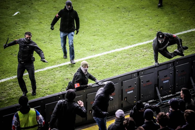 Royal Antwerp: Den derby van ’t Stad leidt tot bizarre taferelen