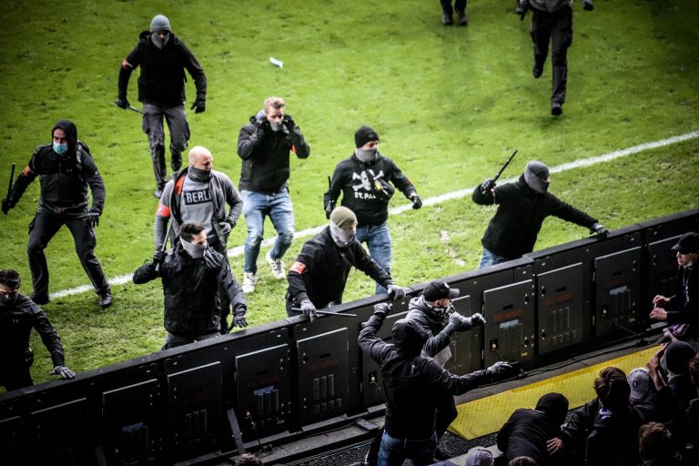 Royal Antwerp: Den derby van ’t Stad leidt tot bizarre taferelen