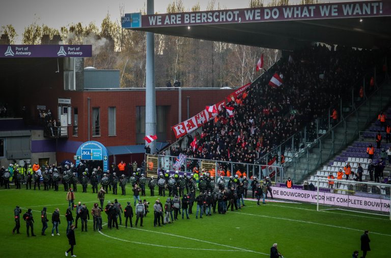 Royal Antwerp: Den derby van ’t Stad leidt tot bizarre taferelen