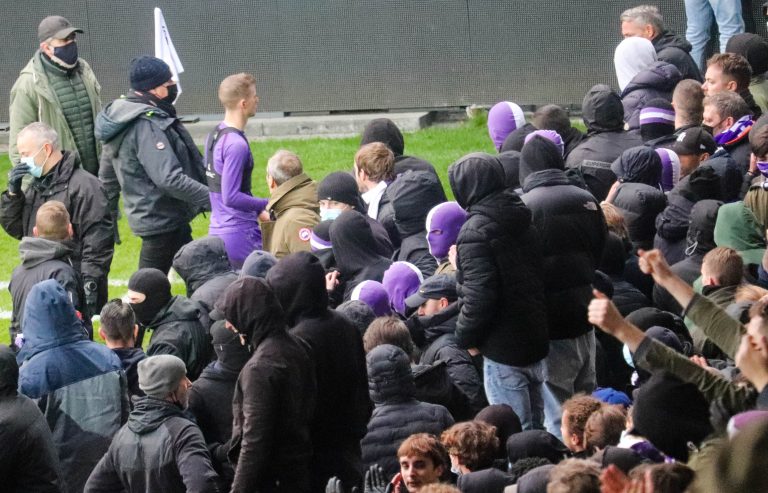 Royal Antwerp: Den derby van ’t Stad leidt tot bizarre taferelen