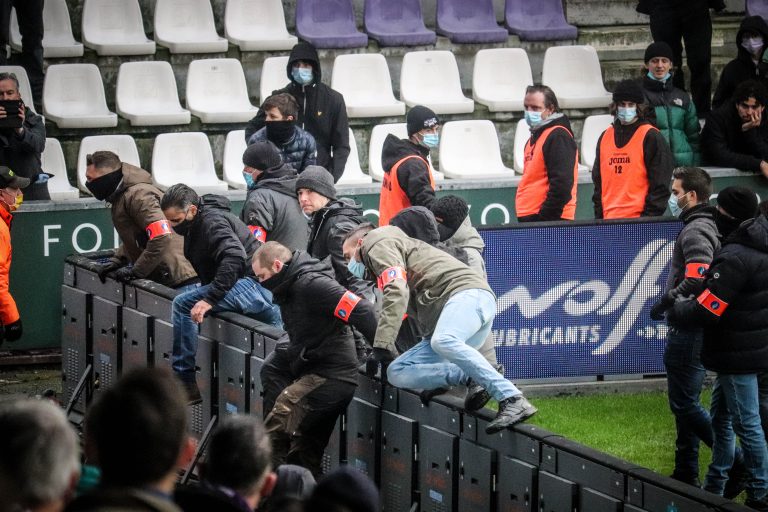 Royal Antwerp: Den derby van ’t Stad leidt tot bizarre taferelen