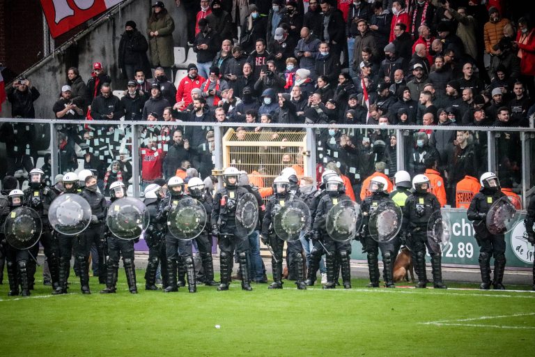 Royal Antwerp: Den derby van ’t Stad leidt tot bizarre taferelen