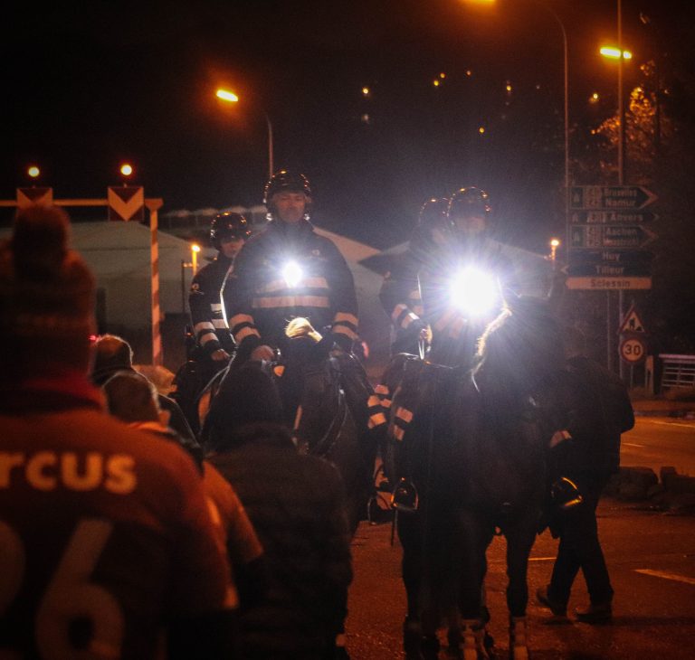 Waalse derby tussen Standard Luik en Charleroi in massale chaos