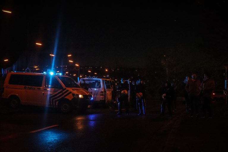 Waalse derby tussen Standard Luik en Charleroi in massale chaos