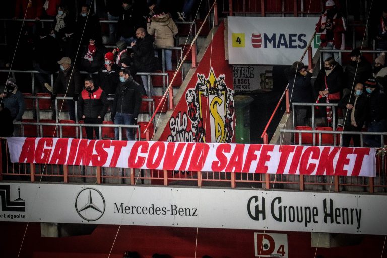 Waalse derby tussen Standard Luik en Charleroi in massale chaos