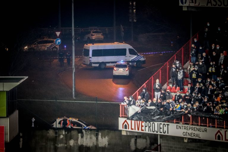 Waalse derby tussen Standard Luik en Charleroi in massale chaos