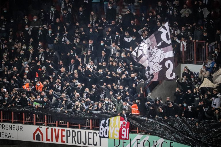 Waalse derby tussen Standard Luik en Charleroi in massale chaos