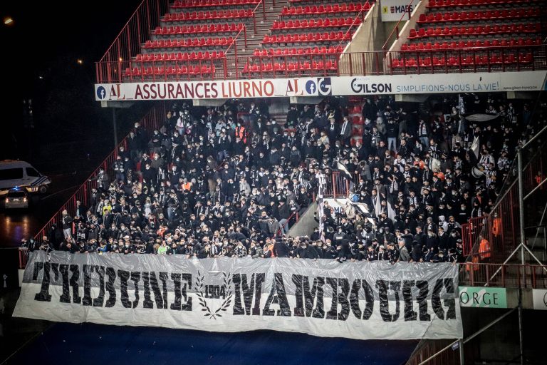 Waalse derby tussen Standard Luik en Charleroi in massale chaos