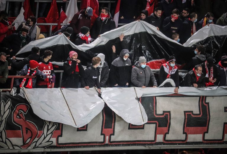 Waalse derby tussen Standard Luik en Charleroi in massale chaos