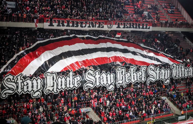 Waalse derby tussen Standard Luik en Charleroi in massale chaos