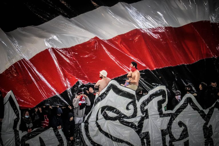 Waalse derby tussen Standard Luik en Charleroi in massale chaos