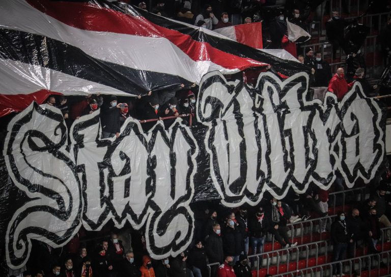 Waalse derby tussen Standard Luik en Charleroi in massale chaos