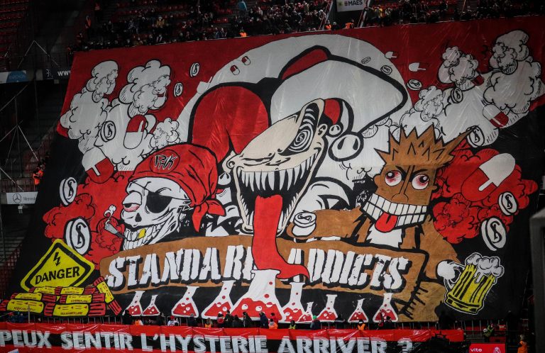 Waalse derby tussen Standard Luik en Charleroi in massale chaos