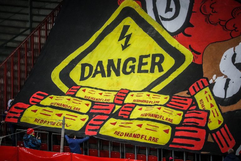 Waalse derby tussen Standard Luik en Charleroi in massale chaos