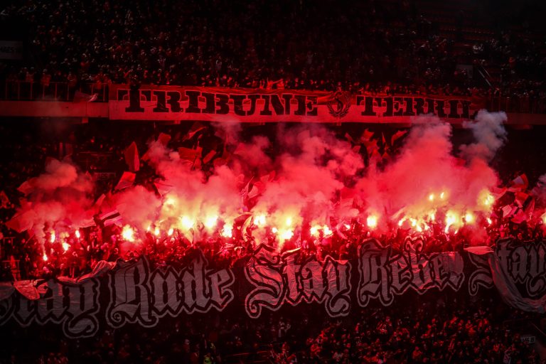 Waalse derby tussen Standard Luik en Charleroi in massale chaos