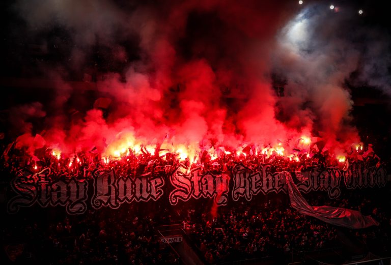 Waalse derby tussen Standard Luik en Charleroi in massale chaos
