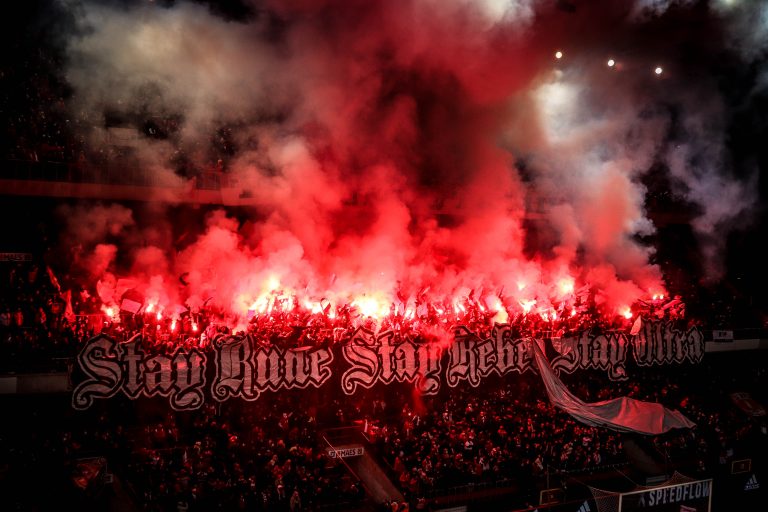 Waalse derby tussen Standard Luik en Charleroi in massale chaos