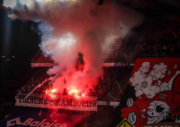 Waalse derby tussen Standard Luik en Charleroi in massale chaos