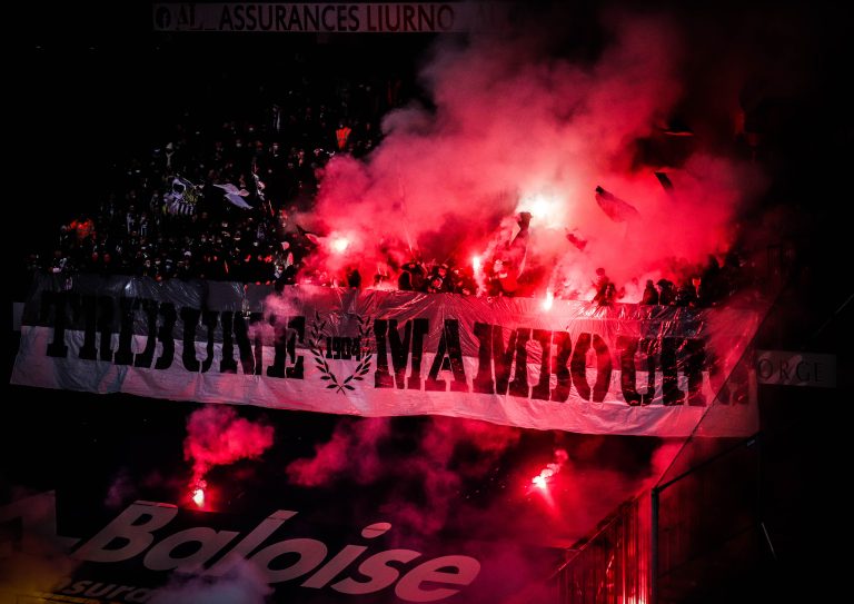 Waalse derby tussen Standard Luik en Charleroi in massale chaos