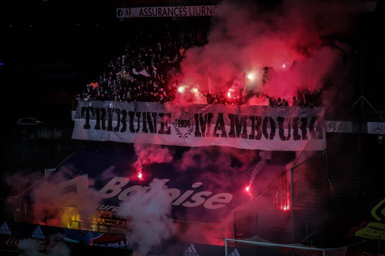 Waalse derby tussen Standard Luik en Charleroi in massale chaos