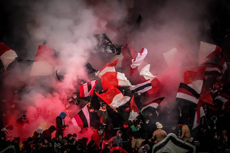 Waalse derby tussen Standard Luik en Charleroi in massale chaos