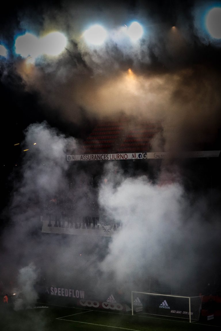 Waalse derby tussen Standard Luik en Charleroi in massale chaos