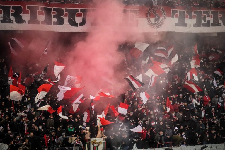 Waalse derby tussen Standard Luik en Charleroi in massale chaos