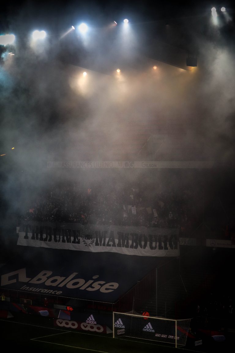 Waalse derby tussen Standard Luik en Charleroi in massale chaos