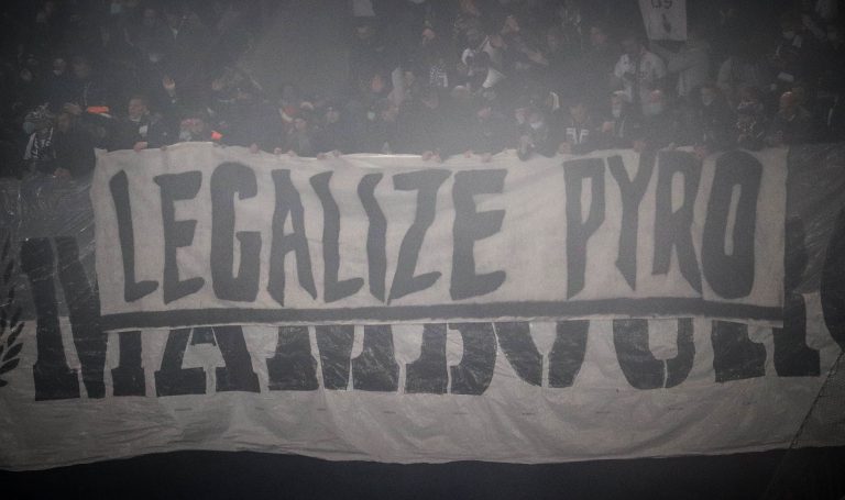 Waalse derby tussen Standard Luik en Charleroi in massale chaos