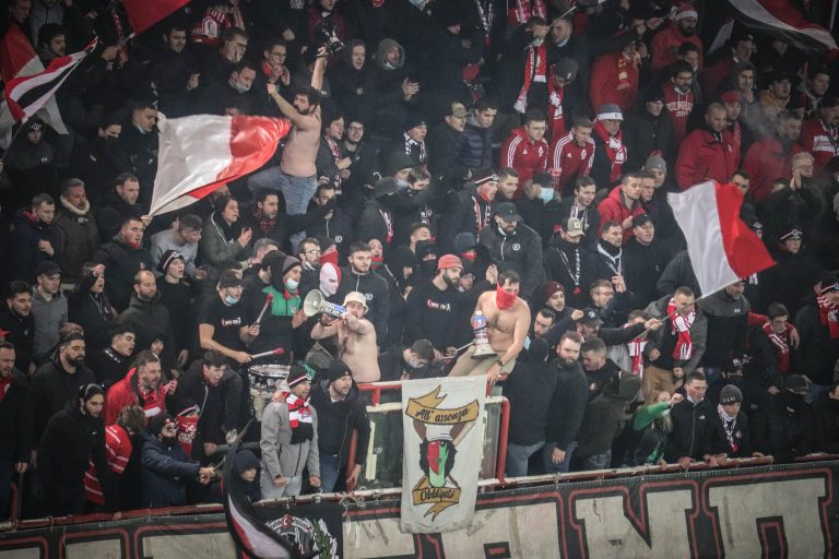 Waalse derby tussen Standard Luik en Charleroi in massale chaos